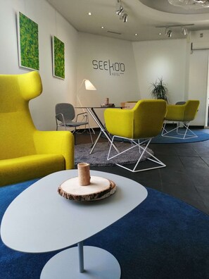 Coin salon dans le hall