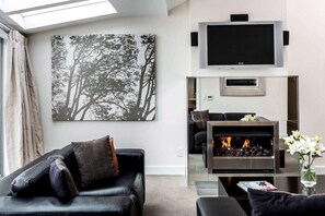 40-cm flat-screen TV with digital channels, TV