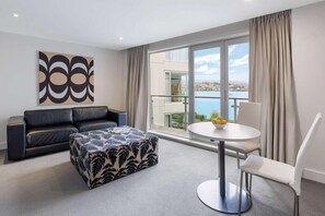 40-cm flat-screen TV with digital channels, TV - Oaks Queenstown Club Suites (Queenstown)