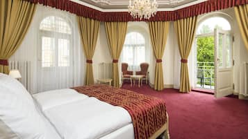 Hypo-allergenic bedding, minibar, in-room safe, desk