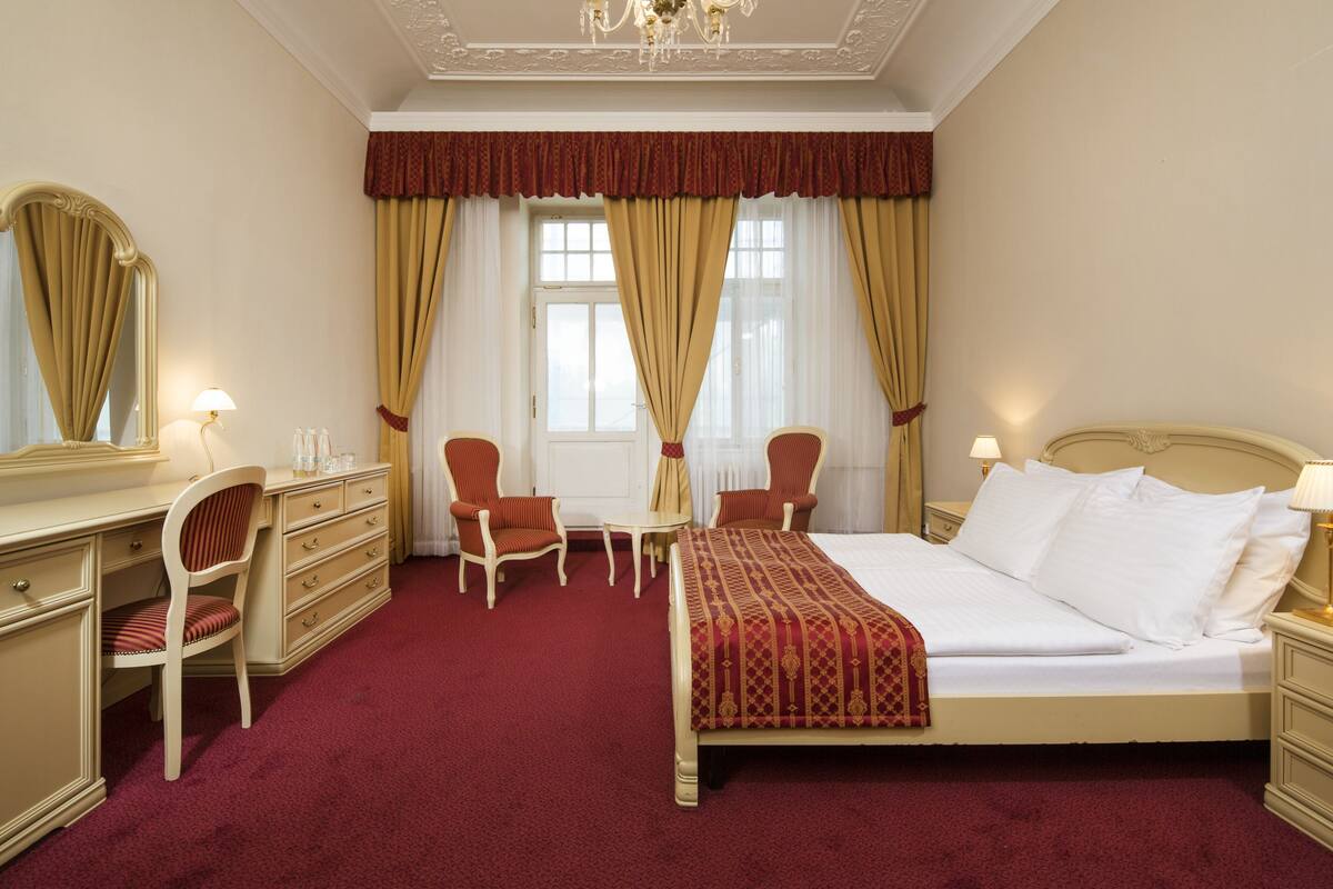 Literie hypoallergénique, minibar, coffres-forts dans les chambres