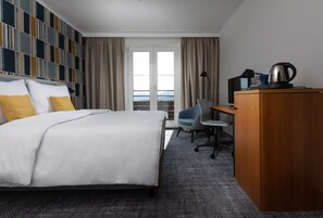 مكتب وستائر تعتيم وتجهيزات عازلة للصوت وأسرّة أطفال/رضّع (مجانًا)