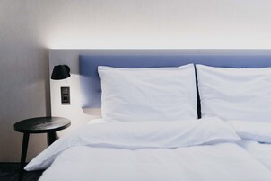 Escritorio, cortinas blackout y sistema de insonorización