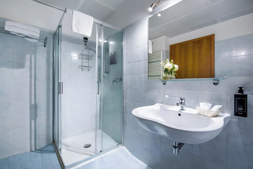 Standard Single Room | Bathroom | Shower, free toiletries, hair dryer, slippers
