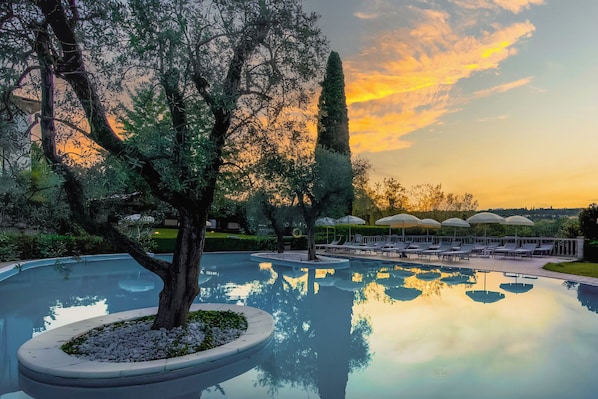 Hồ bơi ngoài trời, ghế dài tắm nắng