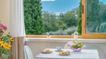 Frühstück, Mittagessen, Abendessen, Blick auf den Pool