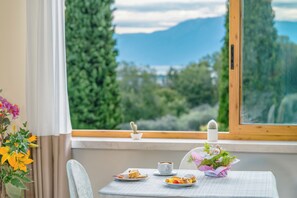 供应早餐、午餐和晚餐，泳池景观