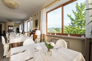 Se sirven desayunos, comidas y cenas con vista a la alberca 