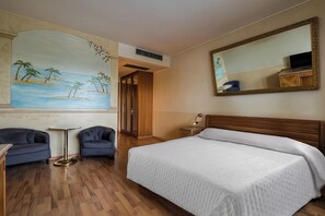 經典客房 | 迷你吧、房內夾萬、書桌、隔音