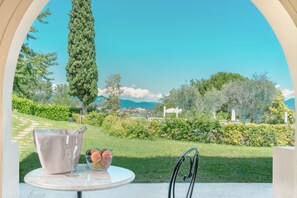 高級客房 | 迷你吧、房內夾萬、書桌、隔音