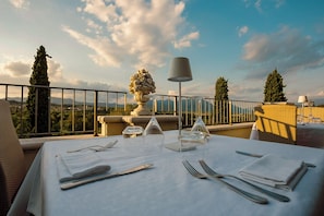 供应早餐、午餐和晚餐，泳池景观