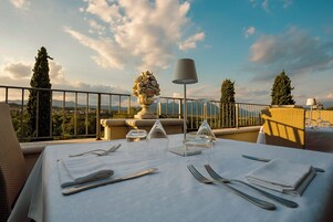 Serviço de café da manhã, almoço, jantar; vistas para a piscina