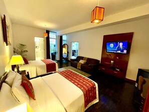 Quarto casal standard | Edredons de pluma, cofres nos quartos, individualmente decorados