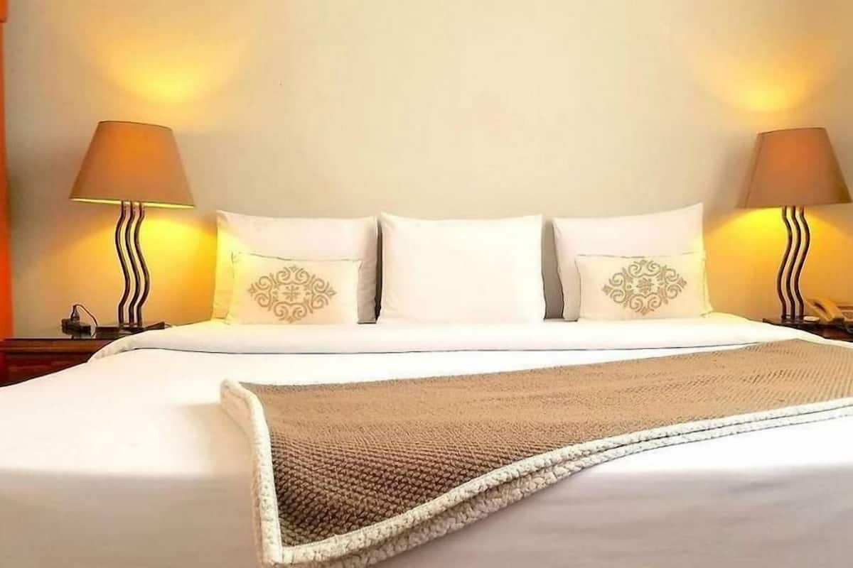 Down comforters, in-room safe, desk, WiFi (free)