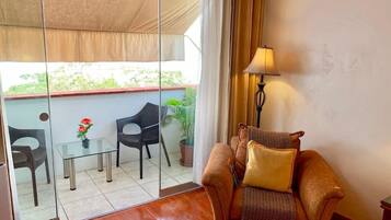 Junior Room, 1 Queen Bed, Balcony, Garden View