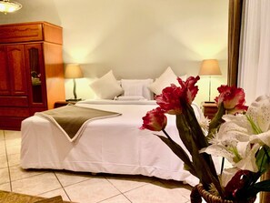 Quarto casal sênior | Edredons de pluma, cofres nos quartos, individualmente decorados