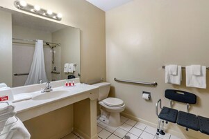 Habitación, 1 cama de matrimonio, accesible para personas con discapacidad (Efficiency) | Baño | Ducha y bañera combinadas y artículos de higiene personal gratuitos