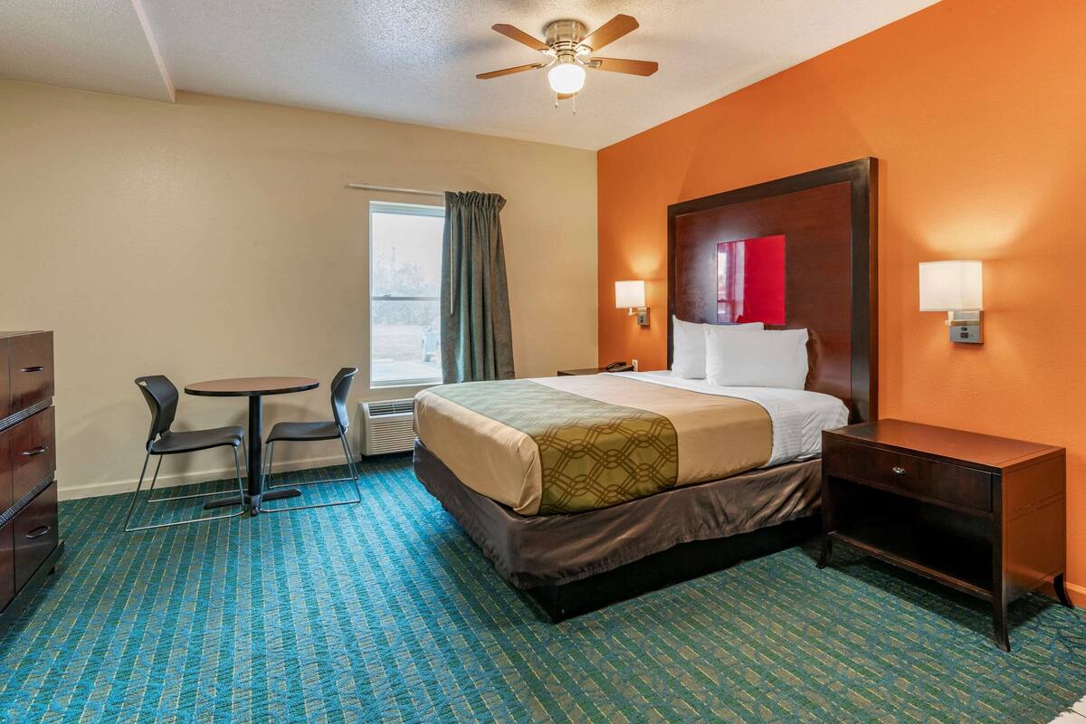 Room, 1 Katil Ratu (Queen), Accessible, Non Smoking (Efficiency) | Peralatan tempat tidur premium, tilam berlapik 