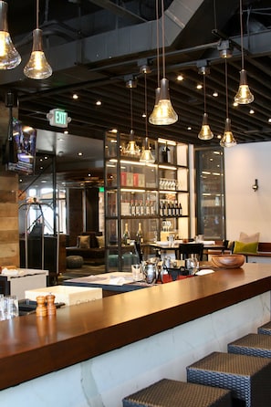 2 restaurants; breakfast, lunch and dinner served