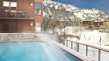 屋内プール、屋外プール、営業時間 9:00 ~ 22:00、サンラウンジャー