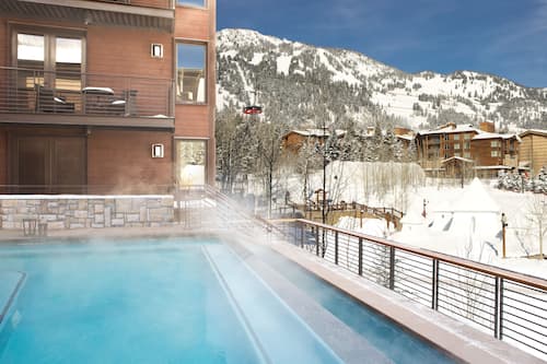 Innenpool, Außenpool, geöffnet von 09:00 Uhr bis 22:00 Uhr, Liegestühle