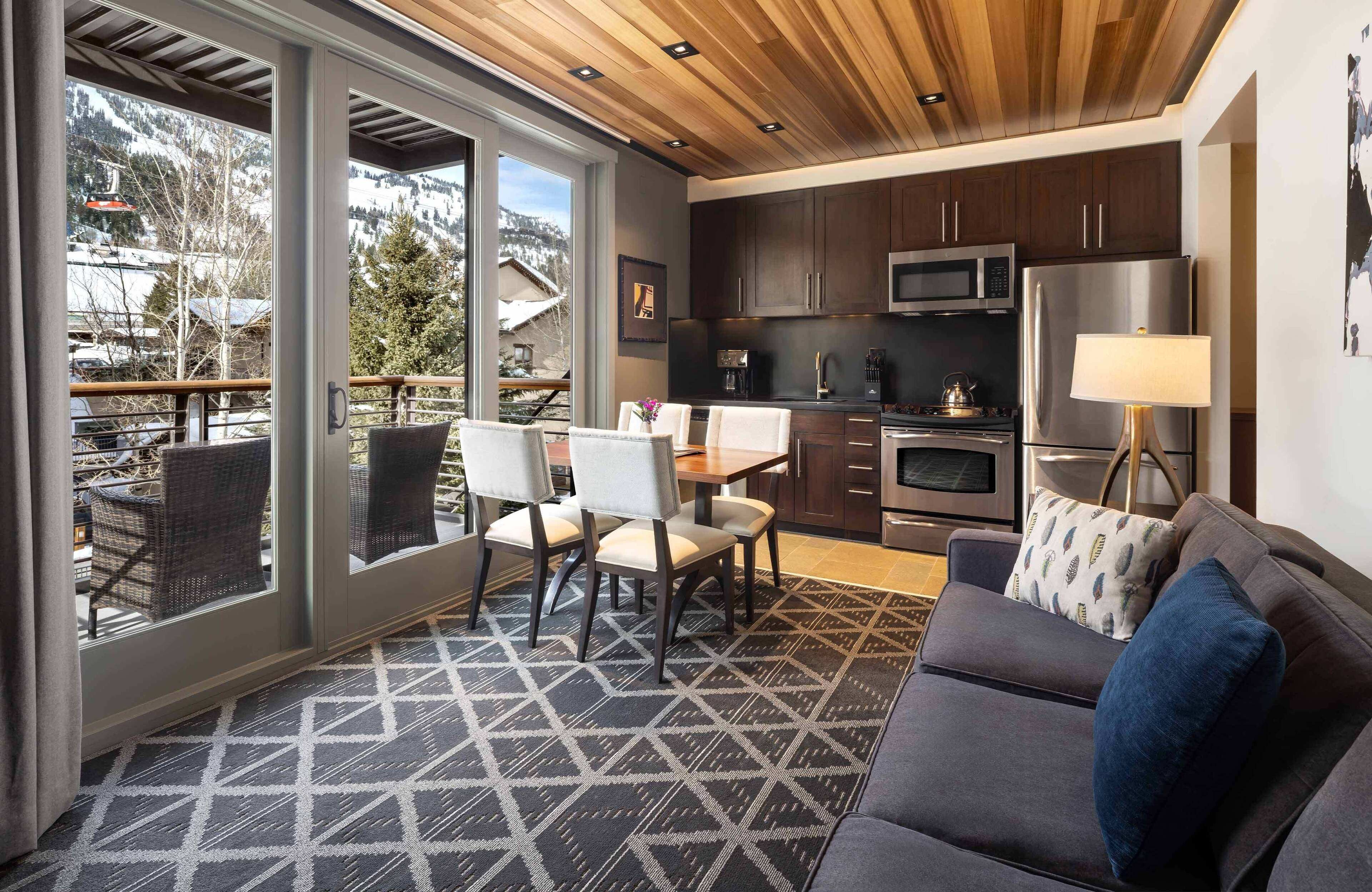 ห้องจูเนียร์สวีท, เตียงคิงไซส์ 1 เตียง และโซฟาเบด (Terra) | บริเวณนั่งเล่น | ทีวีจอแบน 42 นิ้ว พร้อมช่องทีวีพรีเมียม, ทีวี, เครื่องเล่นดีว ีดี