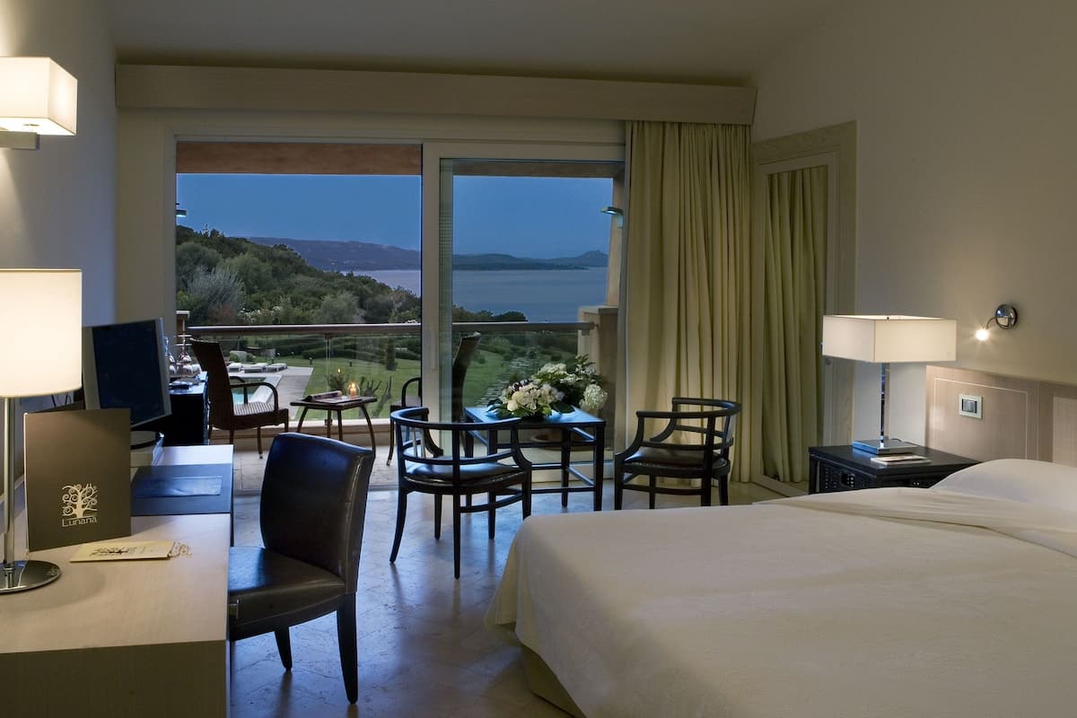 1 bedroom, frette italian sheets, premium bedding, down duvets