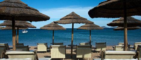 Plage privée, sable blanc, chaises longues, parasols