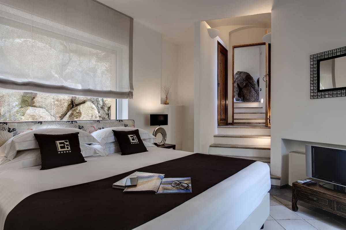 deluxe villa, 3 bedrooms, non smoking, sea view (iris, 26 steps from the reception) | 1 bedroom, frette italian sheets, premium bedding, down duvets