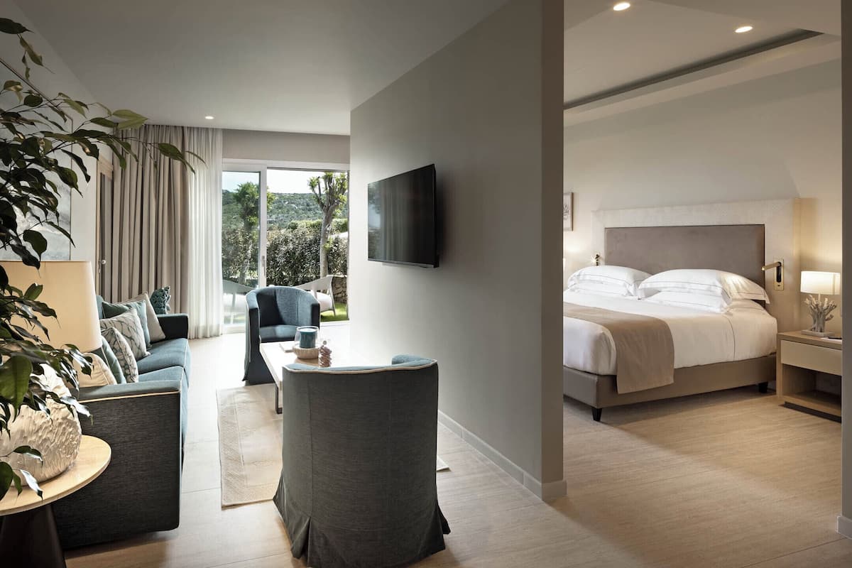 Frette Italian sheets, premium bedding, down duvets, in-room safe