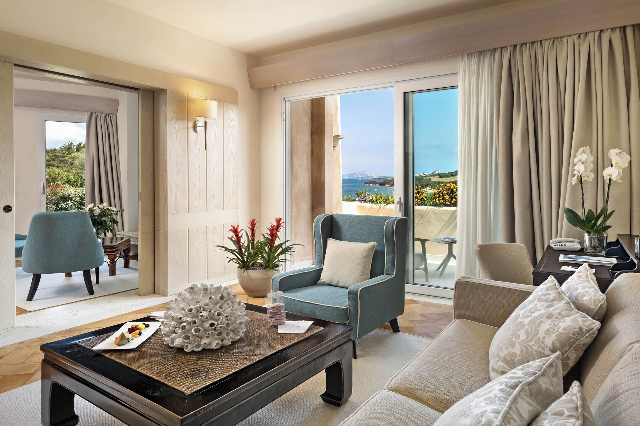 Suite ejecutiva, 1 cama King size y sofá cama, para no fumadores, vista al mar | Área de sala de estar | Televisión LED de 43 pulgadas con canales vía satélite y televisión 