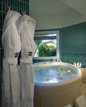 Executive Suite, 1 King Bed with Sofa bed, Non Smoking, Sea View | Jetted bathtub