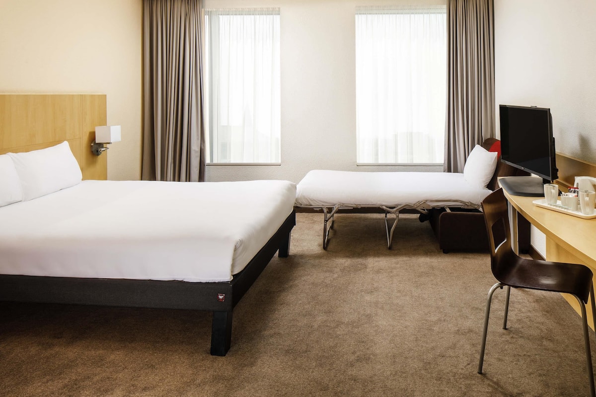 Family Room, Multiple Beds | Hypo-allergenic bedding, in-room safe, desk, soundproofing