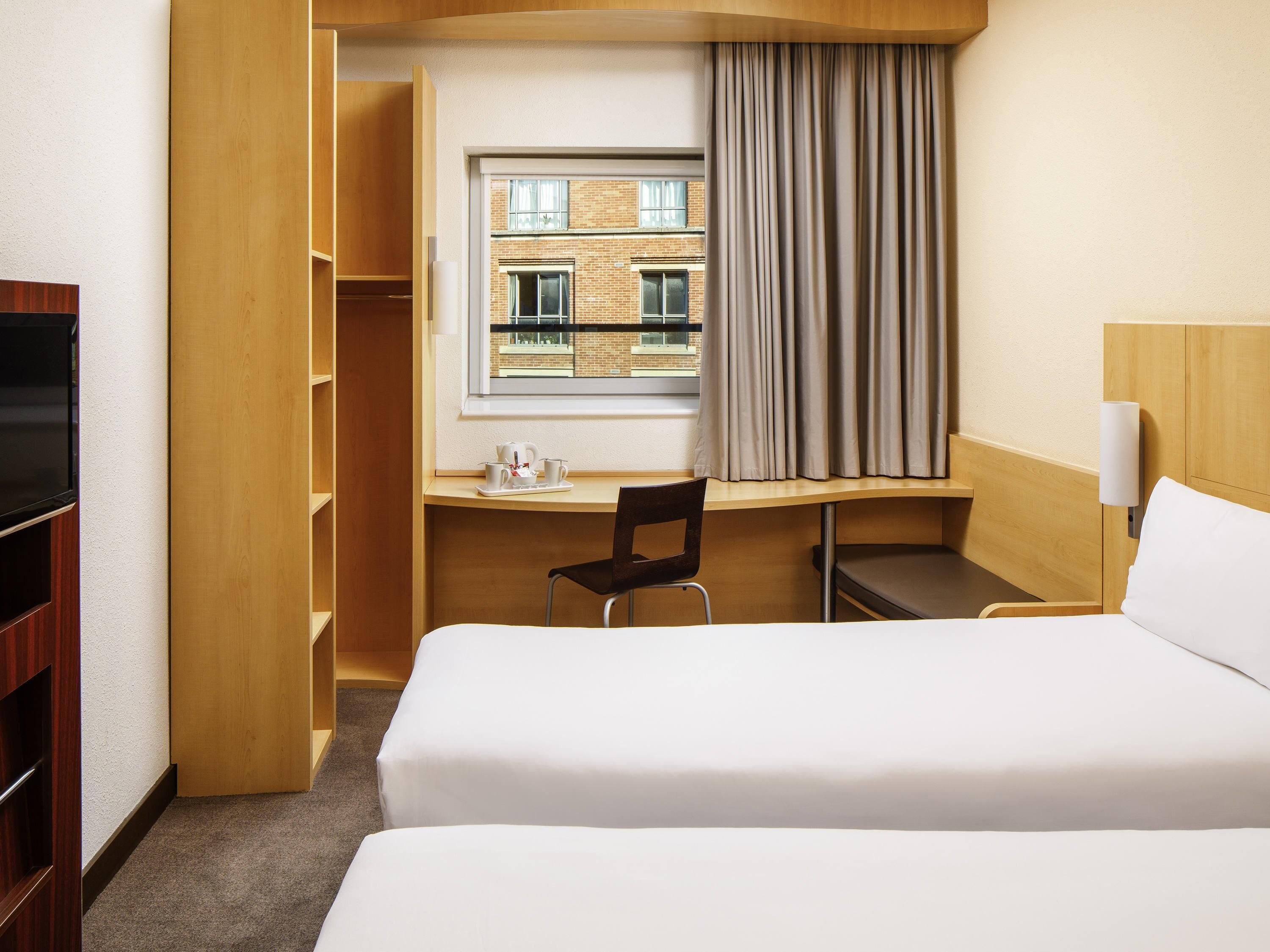 twin room, 2 single beds | hypo-allergenic bedding, in-room safe, desk, soundproofing