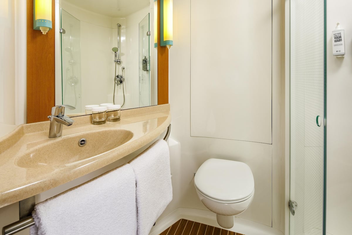 hypo-allergenic bedding, in-room safe, desk, soundproofing