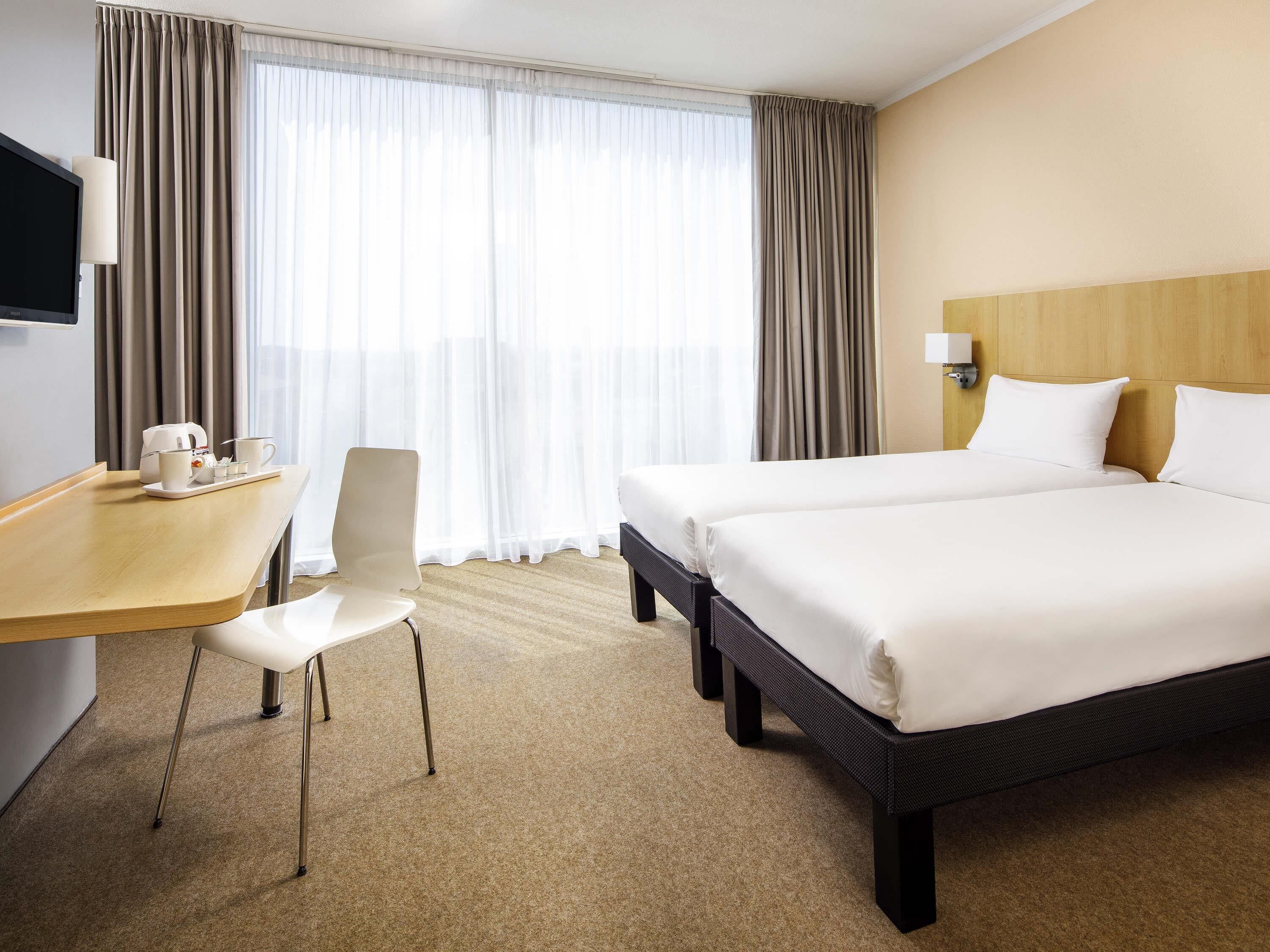 Room, 2 Twin Beds, Accessible | Hypo-allergenic bedding, in-room safe, desk, soundproofing