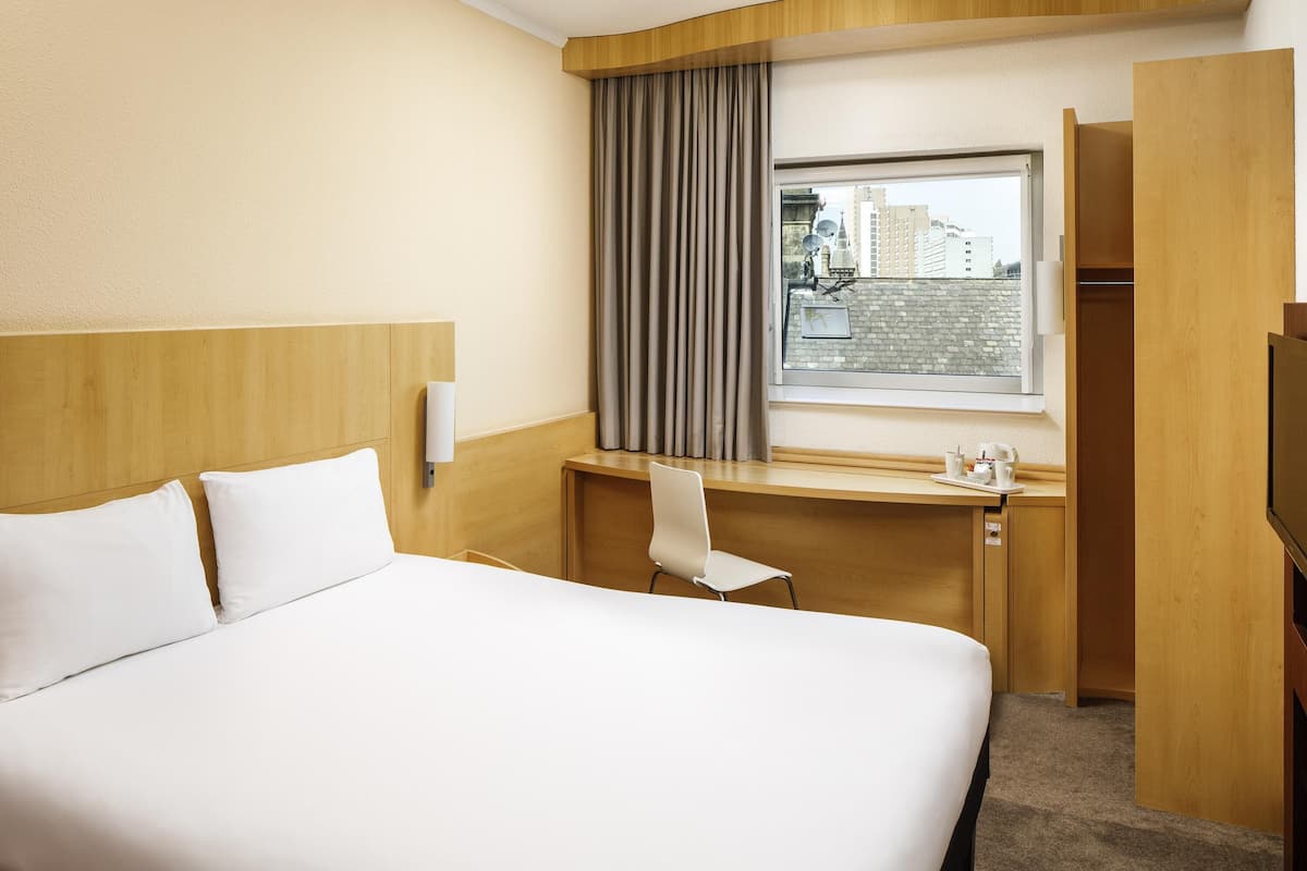 Family Room, Multiple Beds | Hypo-allergenic bedding available, in-room safe, desk, soundproofing