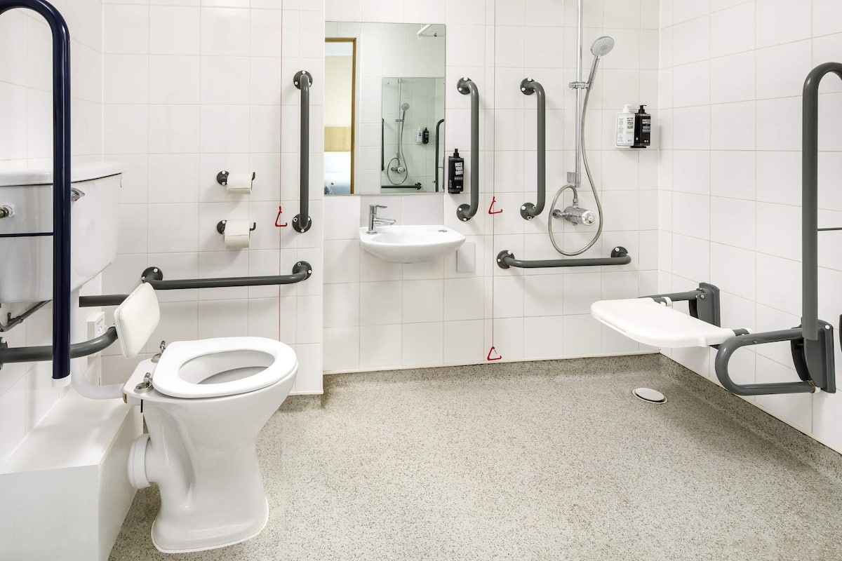 room, 2 single beds, accessible | hypo-allergenic bedding, in-room safe, desk, soundproofing