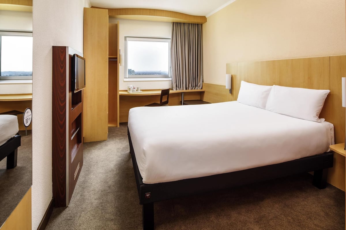 Room, 1 Double Bed | Hypo-allergenic bedding, in-room safe, desk, soundproofing