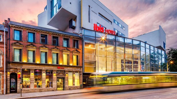 A modern hotel with a glass facade and a classic building facade. - ibis Nottingham Centre (Nottingham)