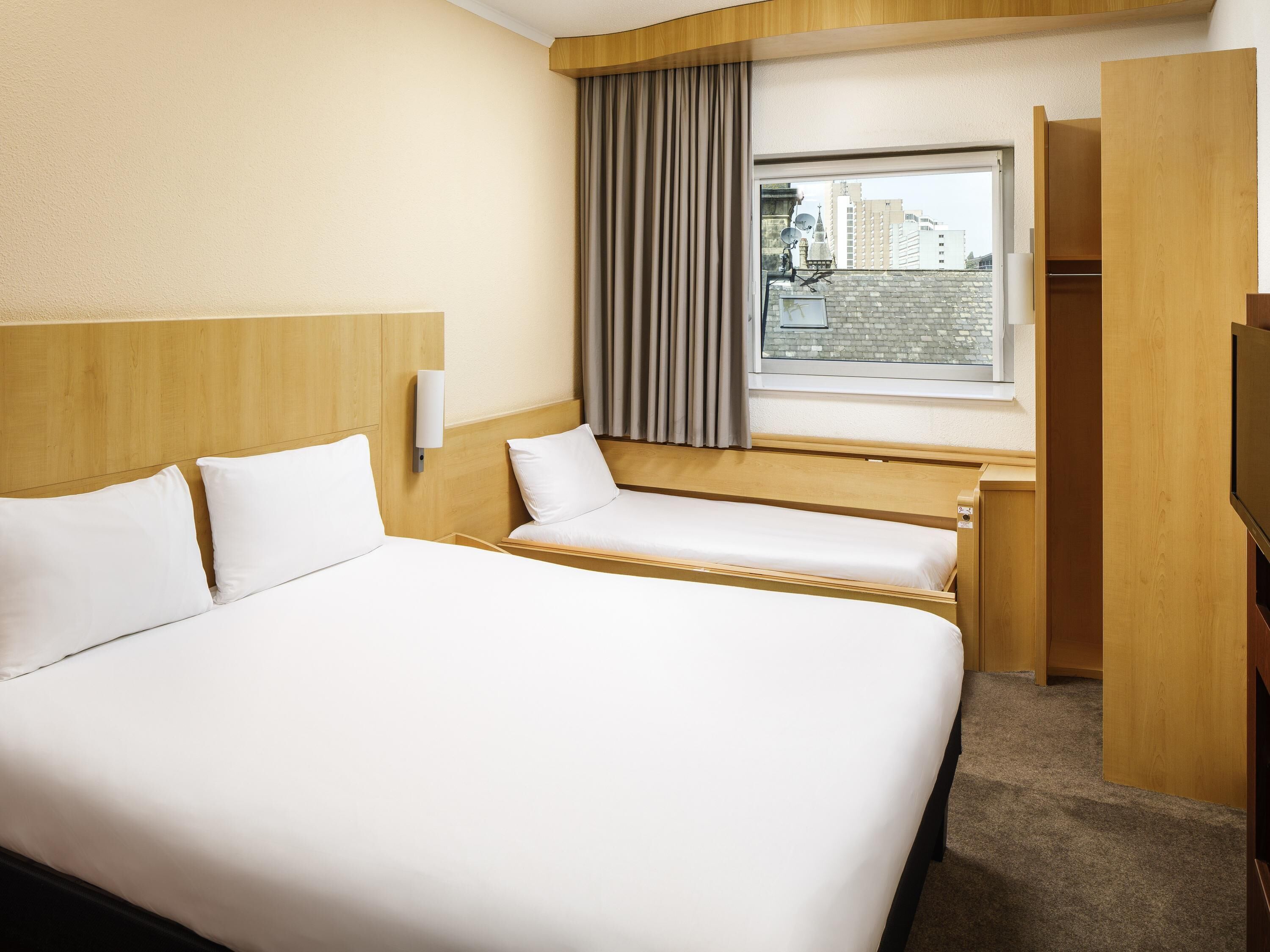 ملاءات للفراش لا تسبب الحساسية وخزنة داخل الغرفة ومكتب