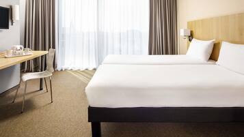 Room, 2 Single Beds, Accessible | Hypo-allergenic bedding, in-room safe, desk, soundproofing