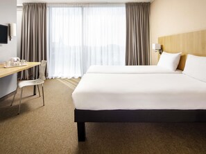 Ropa de cama hipoalergénica y caja de seguridad en la habitación 