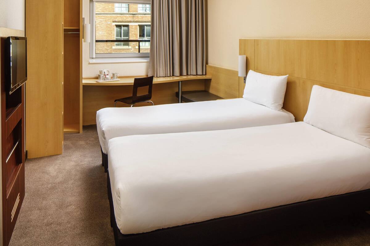 twin room, 2 single beds | hypo-allergenic bedding, in-room safe, desk, soundproofing