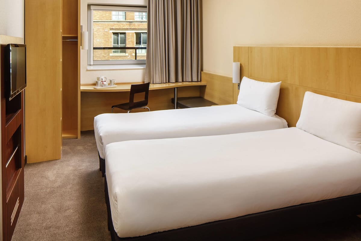 Twin Room, 2 Twin Beds | Hypo-allergenic bedding, in-room safe, desk, soundproofing