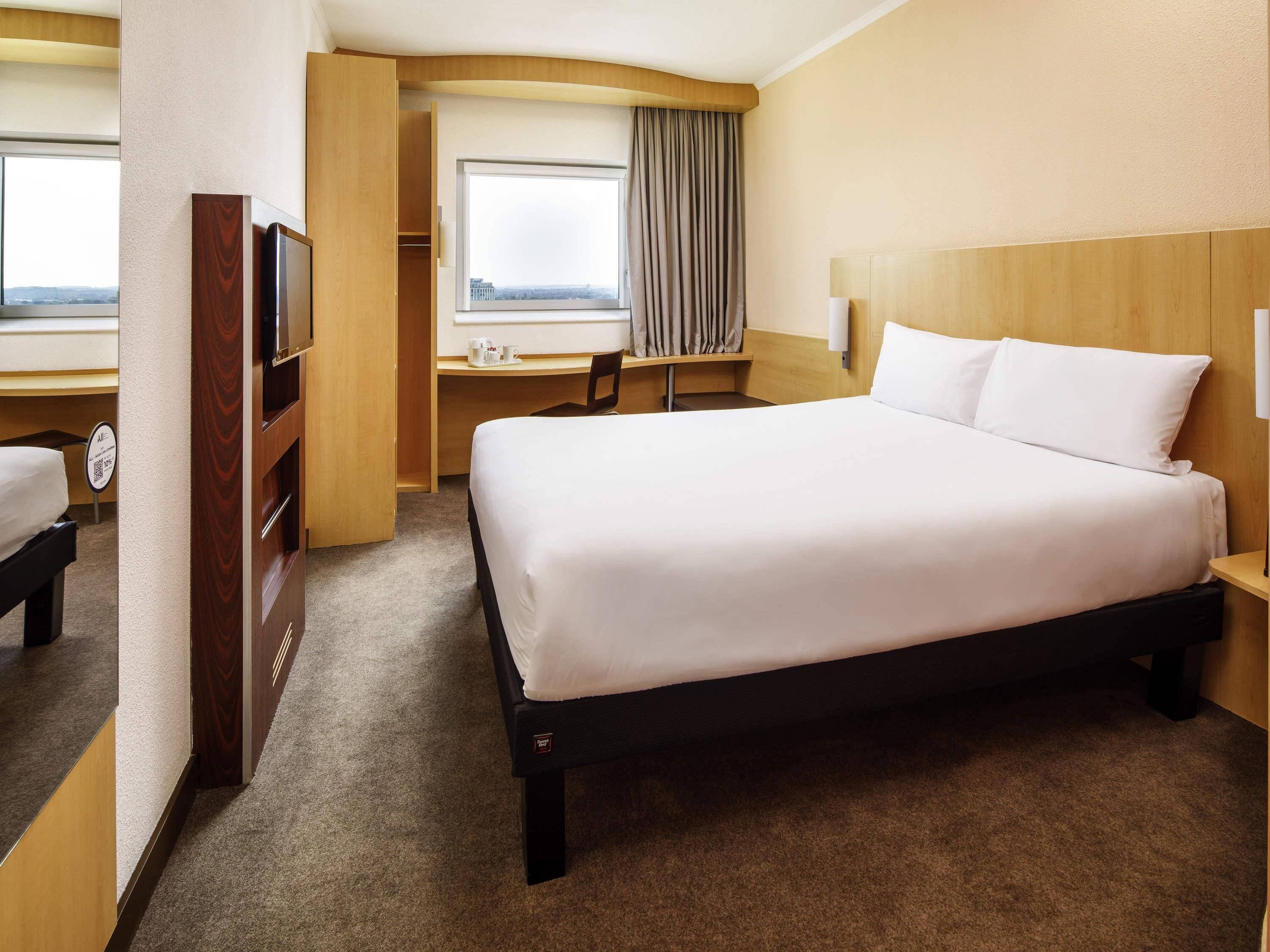 Room, 1 Double Bed | Hypo-allergenic bedding, in-room safe, desk, soundproofing