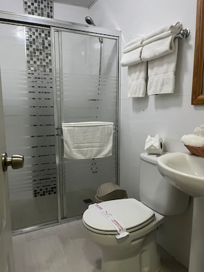 Chambre supérieure, 1 trÚs grand lit | Salle de bain | Douche, séchoir à cheveux, serviettes fournies, savon