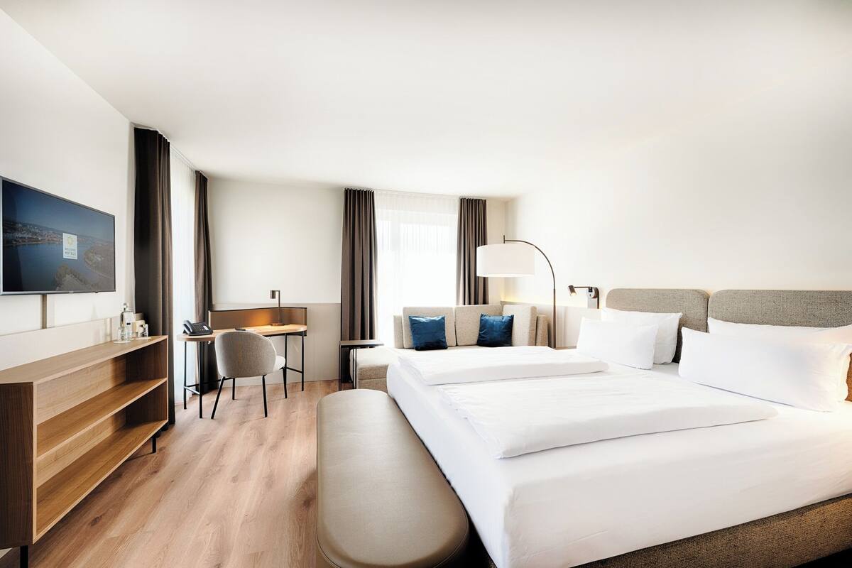 Premium bedding, in-room safe, desk, laptop workspace