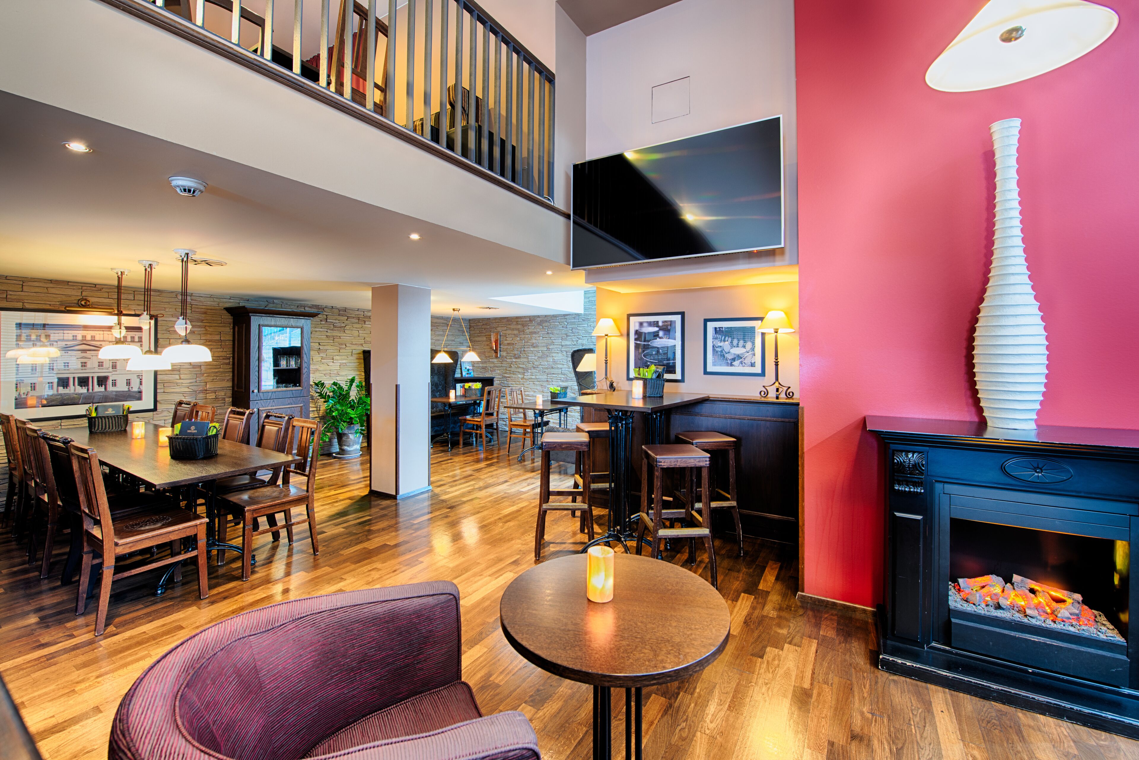 Frühstück, Abendessen, moderne, europäische Küche, Blick auf den Garten 