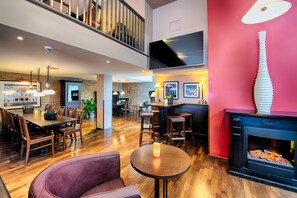 Frühstück, Abendessen, moderne, europäische Küche, Blick auf den Garten